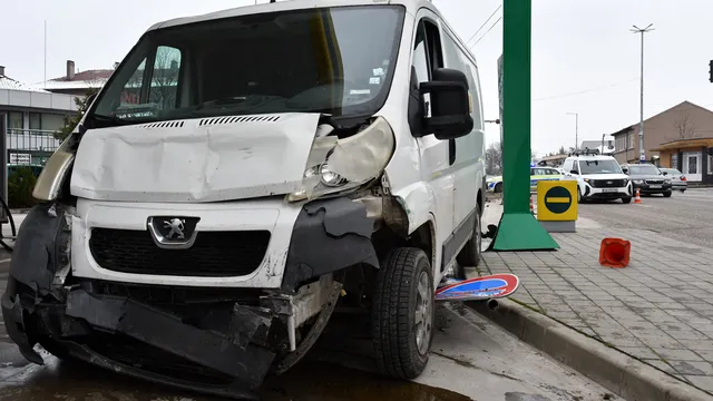 Микробус ударил кола и навлязал в бензиностанция в Хасково