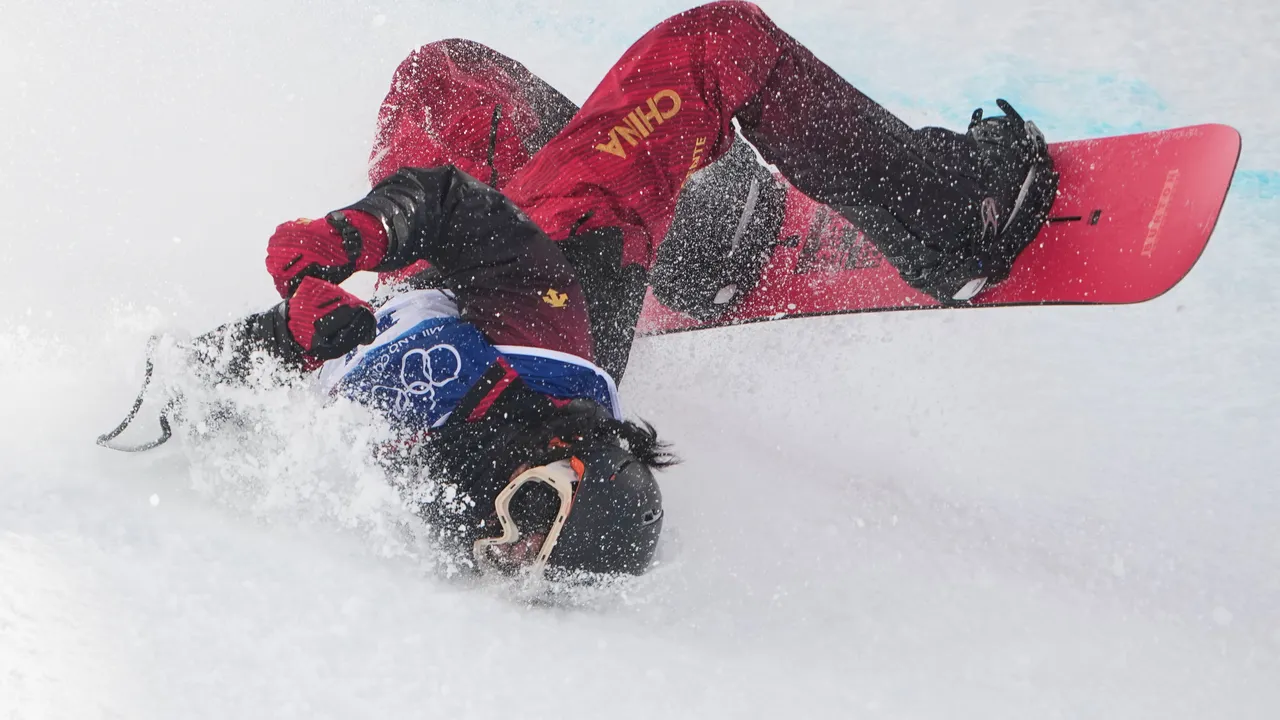 Китайска сноудбордитска пострада сериозно по време на класификация в халфпайпа