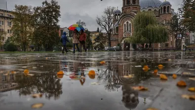Времето утре: дъждовно, но топло за сезона