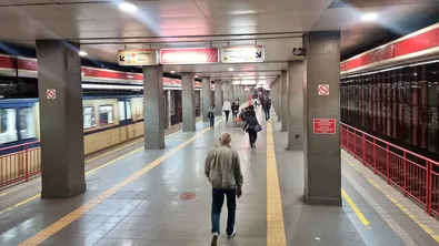 Нож и ритници в метрото: осъждан 19-годишен нападна две непълнолетни момчета
