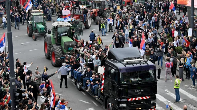 Бомби и отвличания разтърсиха Белград: Завръщат ли се сенките на 90-те?