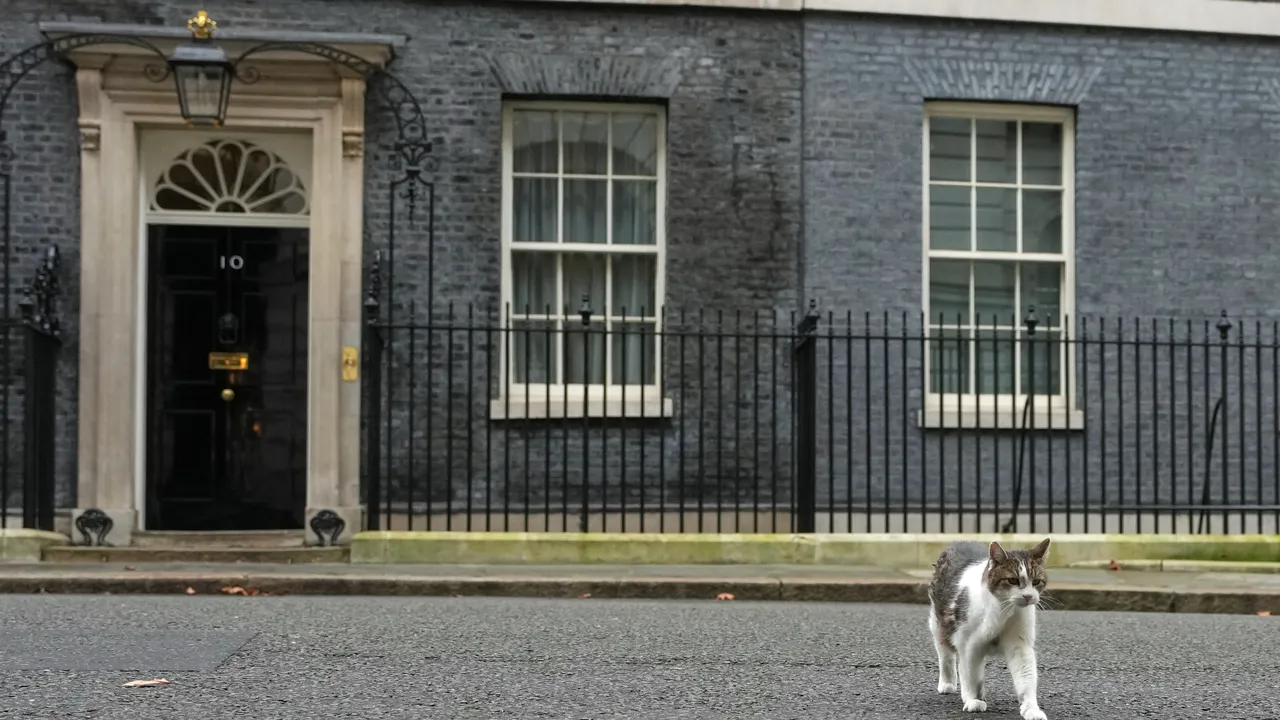 Секретарят на кабинета Крис Уормолд се оттегля след съгласие с премиера Киър Стармър