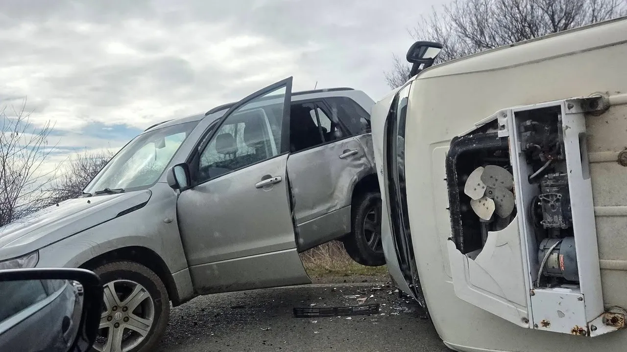 Катастрофа блокира пътя преди Костинброд посока София на разклона за с. Градец