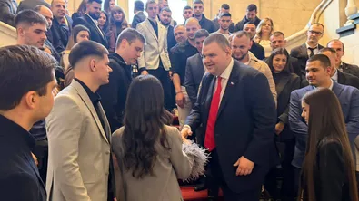 Пеевски разведе младежи в "Музея на сглобката"