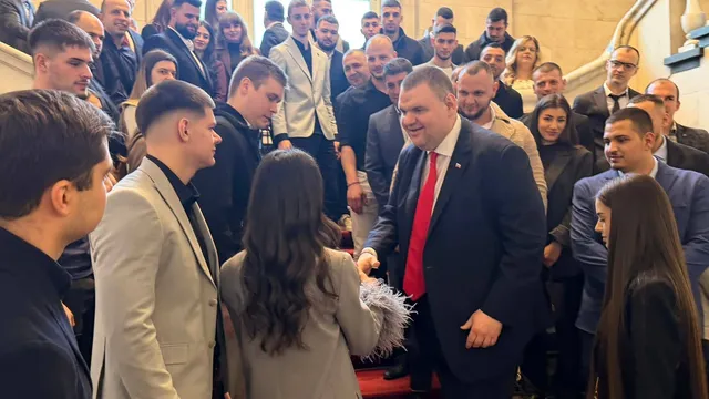 Пеевски разведе младежи в "Музея на сглобката"