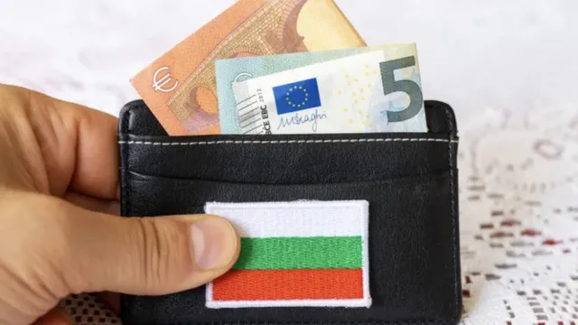 България с практики от комунизма: държавната администрация с повисоки заплати от частния сектор