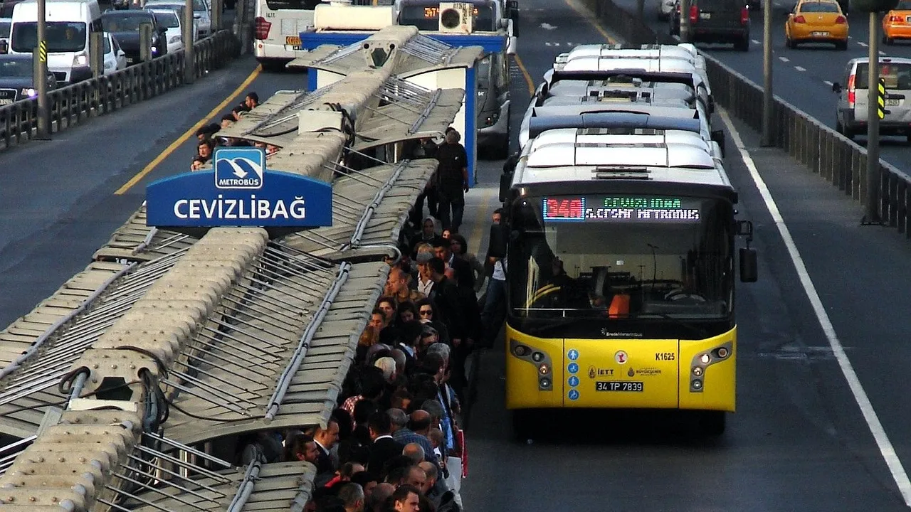 Градският транспорт в Истанбул поскъпва средно с 20%