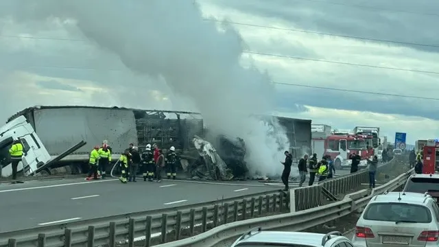 Два тира се удариха и подпалиха на Северната скоростна тангента (ВИДЕО)