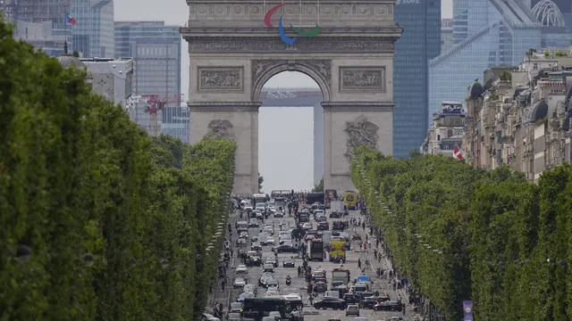 Полицията в Париж простреля мъж с нож край Триумфалната арка