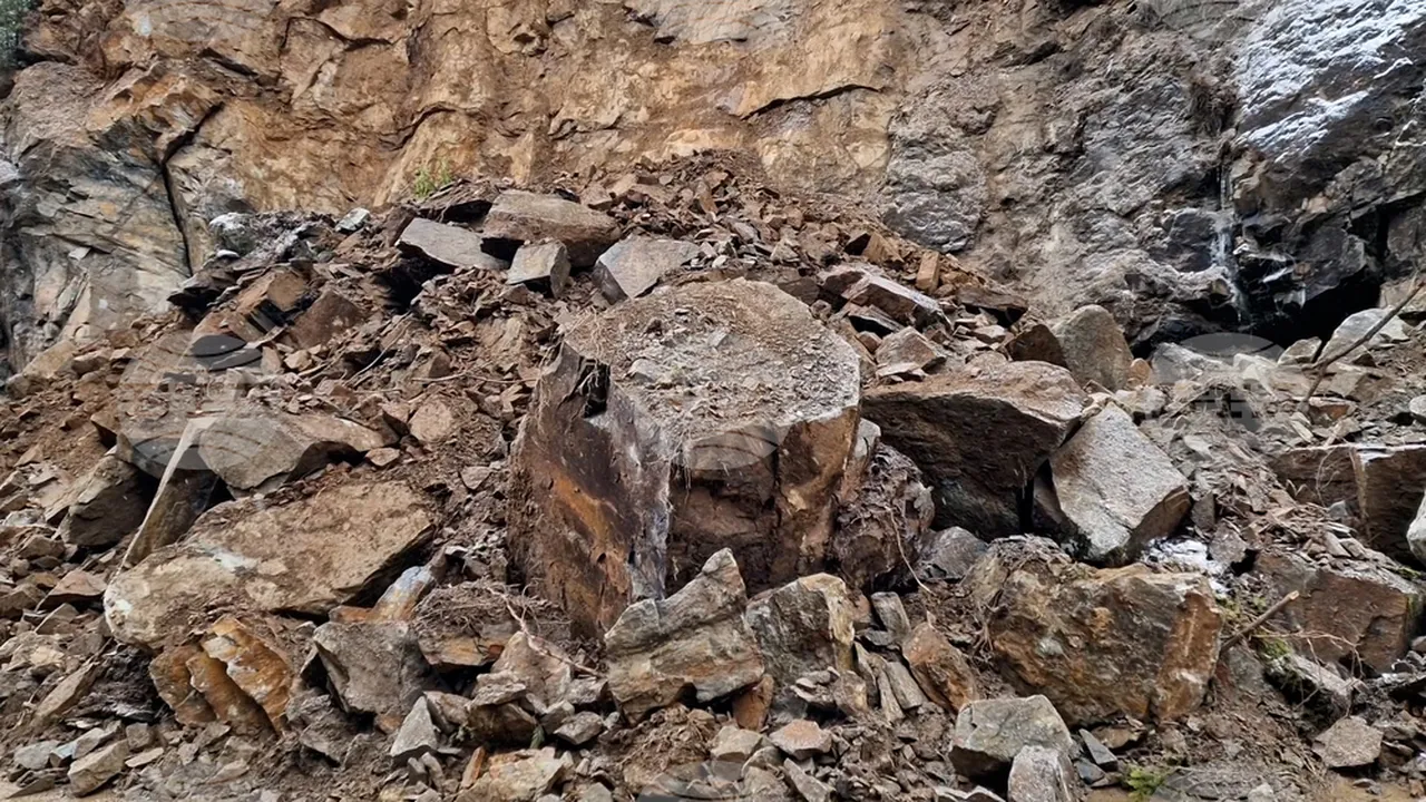 Свлачище затрупа имот във Варвара, пътят Белово – Велинград остава затворен