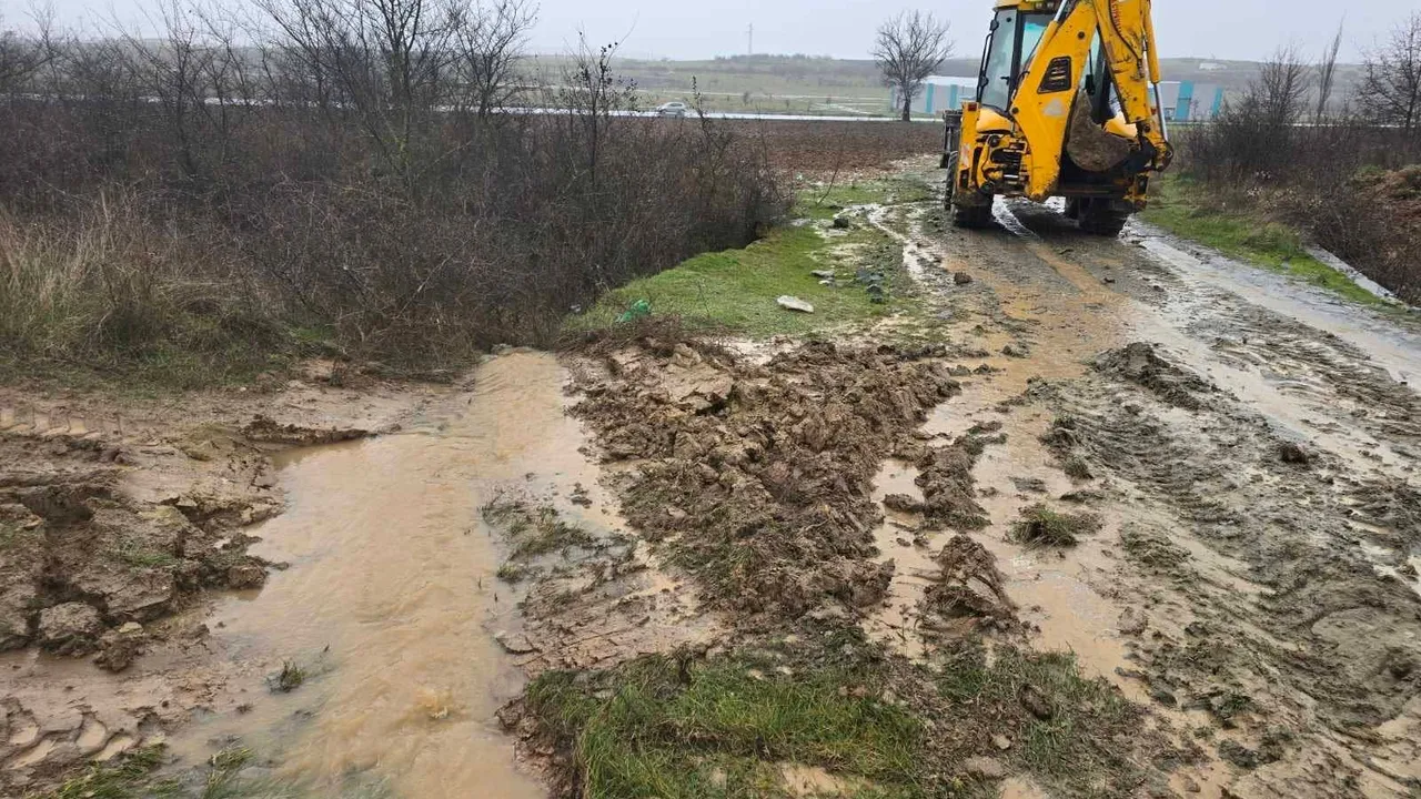 След дъжда в Петрич: Две свлачища и наводнени пътища