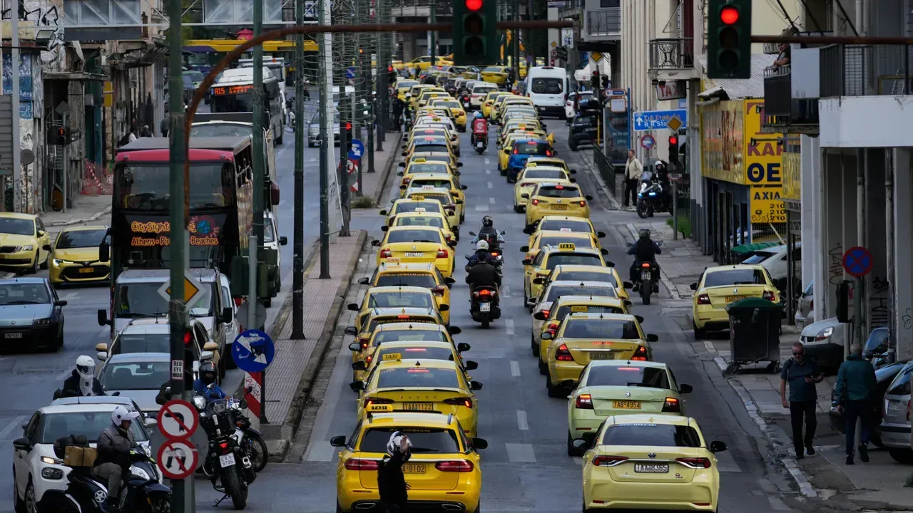Гърция потъва в тридневна таксиметрова стачка