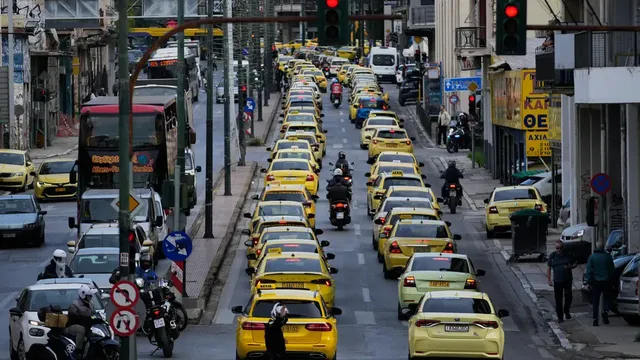 Гърция потъва в тридневна таксиметрова стачка