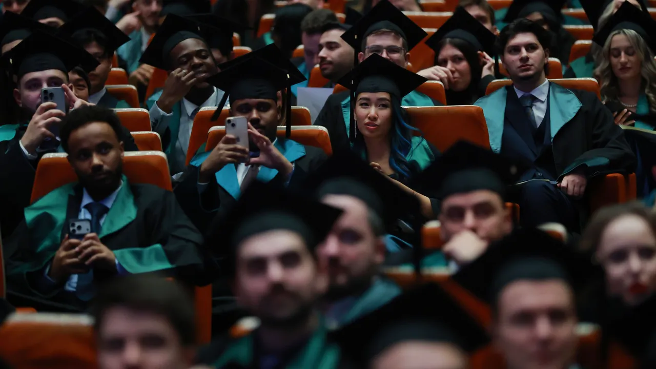 604 млади лекари от випуск 2025 положиха Хипократовата клетва