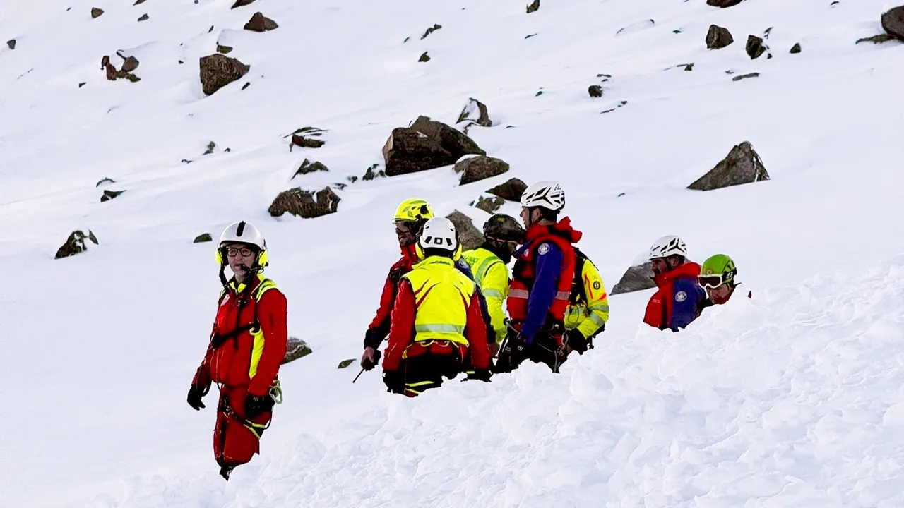Трима загинали и четирима ранени при лавини във френските Алпи