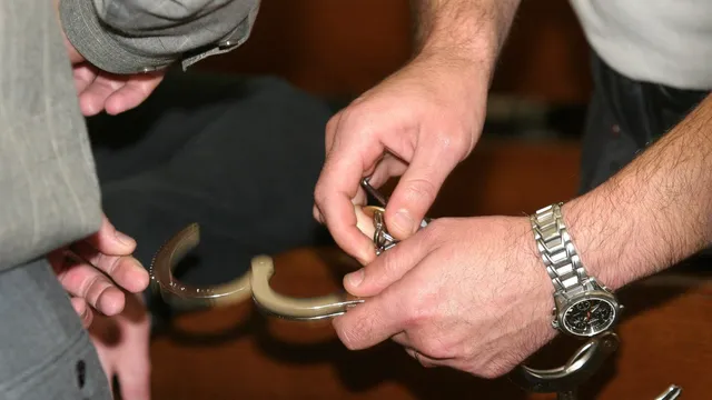 „Крадат ти имота без да разбeреш“: арести за схема с над 50 незаконно прехвърлени имота