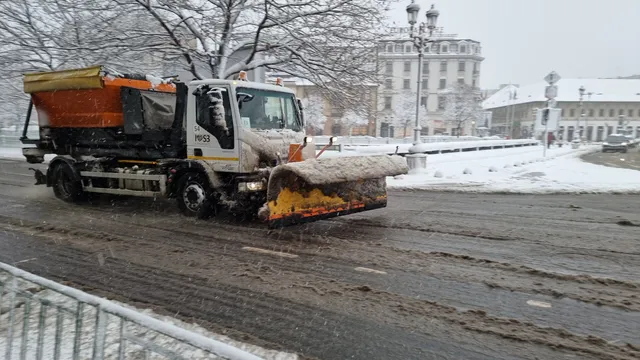 Букурещ в снежен капан: червен код блокира летища и градския транспорт