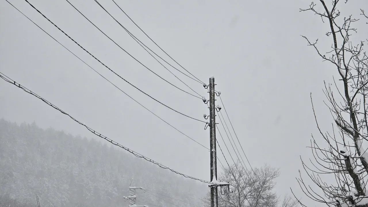 Проблеми с тока в седем от осем общини в Ловешко