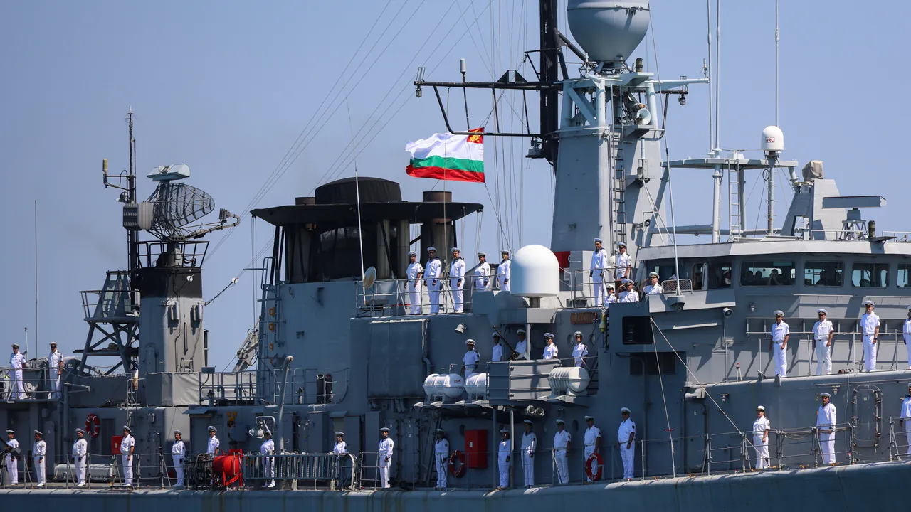 И военната фрегата "Дръзки" издирва тримата рибари край Созопол