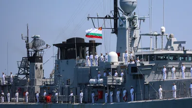 И военната фрегата "Дръзки" издирва тримата рибари край Созопол