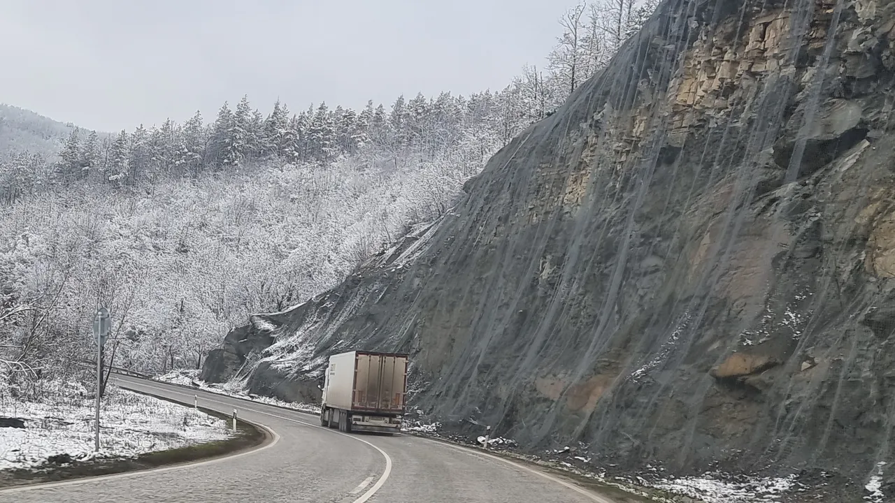 Свлачище затвори ключов път между Камен и Велико Търново