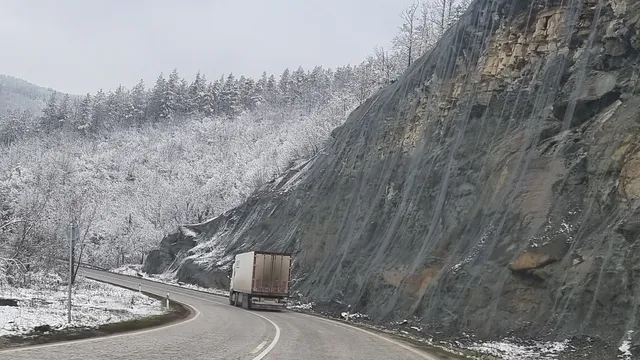 Свлачище затвори ключов път между Камен и Велико Търново
