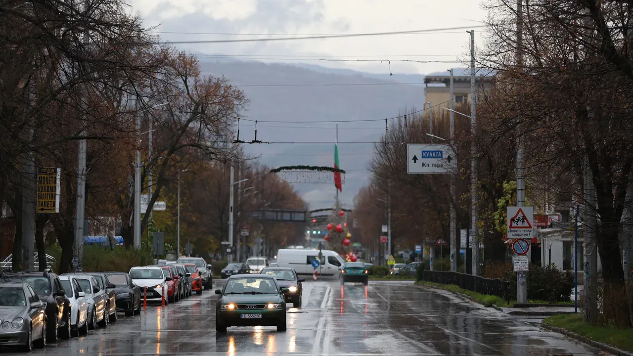 Времето утре: облачно, дъждовно, но топло за сезона