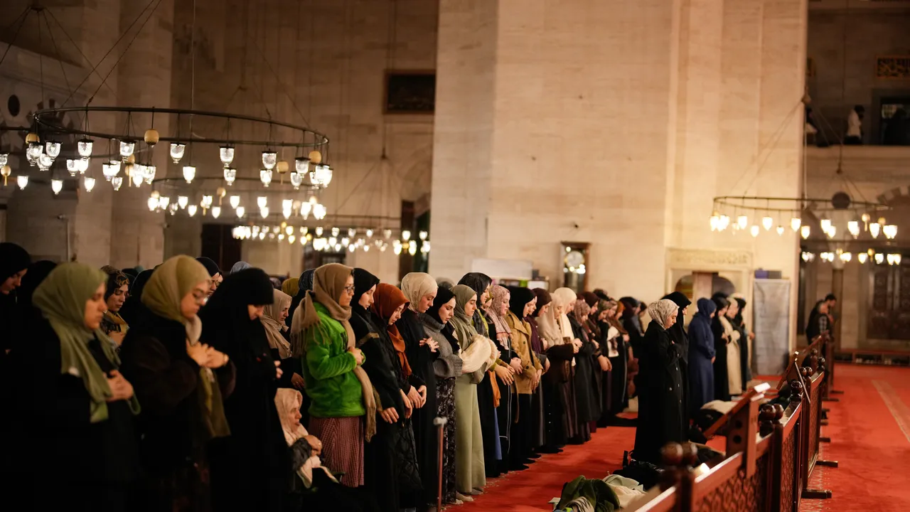 „Султанът на 11-те месеца“: 86-милионна Турция потъна в духа на Рамазан