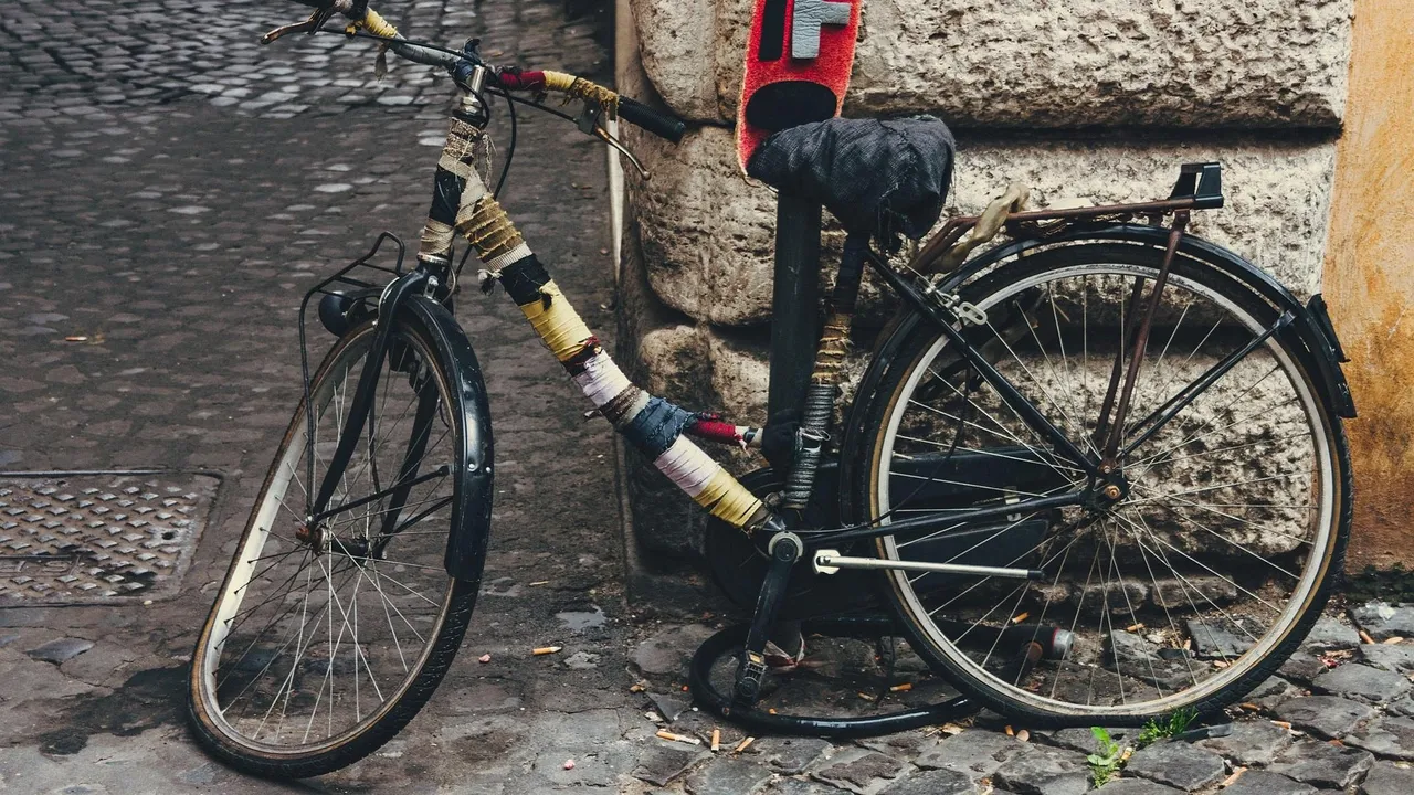 Товарен автомобил блъсна възрастен мъж с велосипед в Плевенско