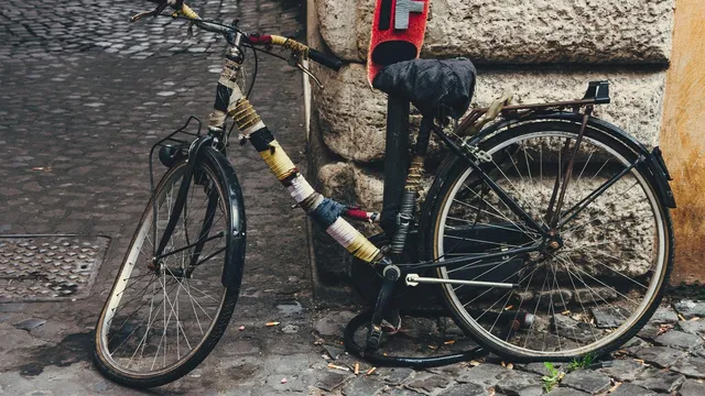 Товарен автомобил блъсна възрастен мъж с велосипед в Плевенско