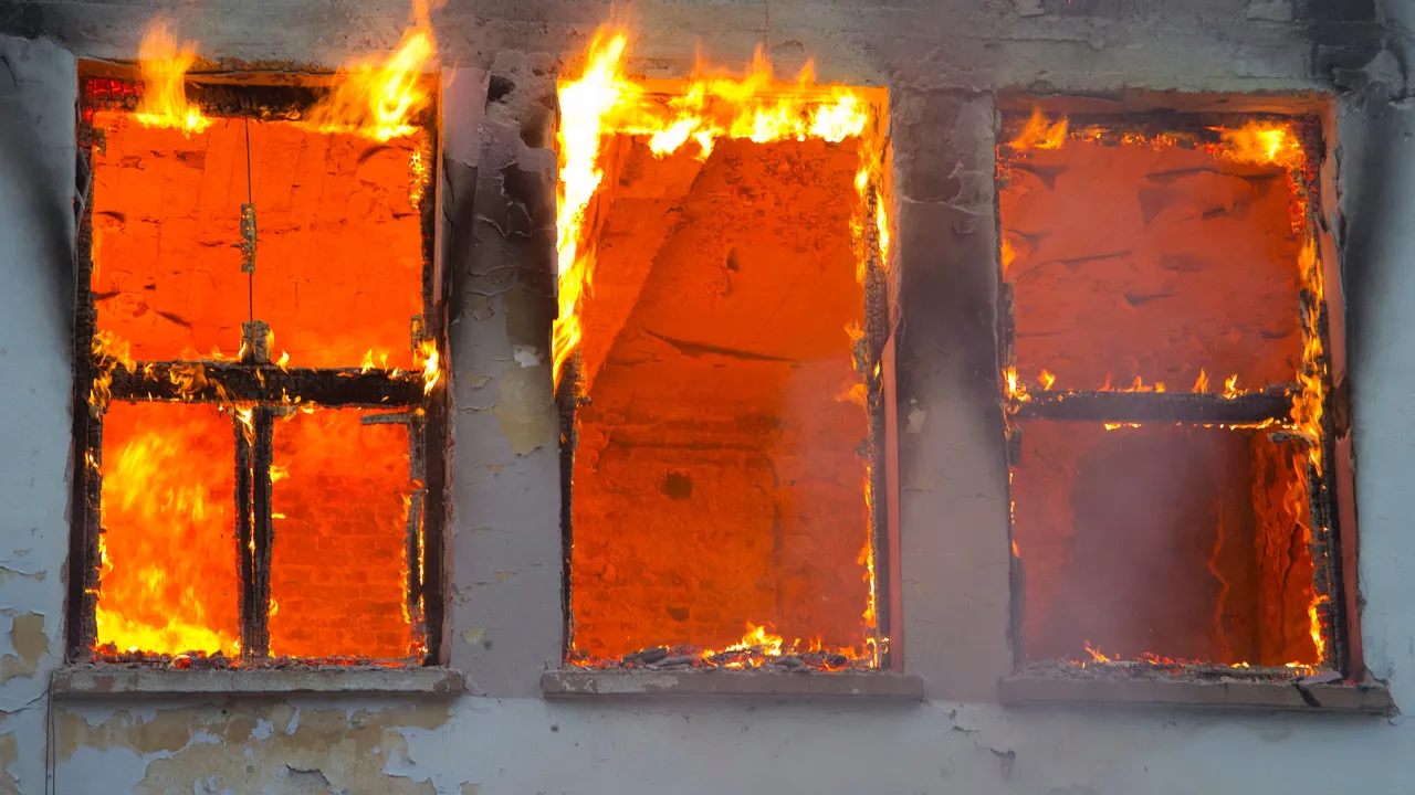 Млада жена с опасност за живота след пожар в Първомай