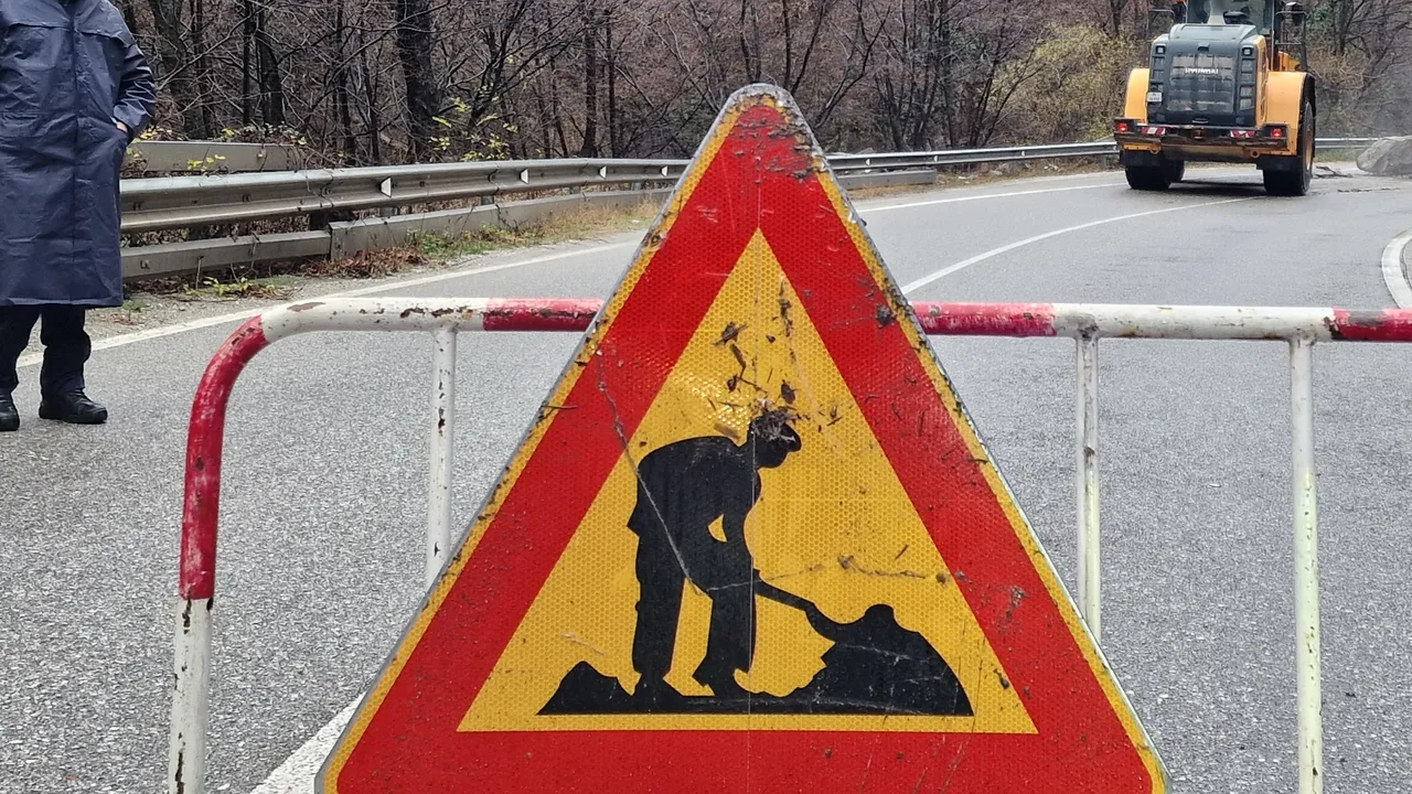 Свлачище край Трапезица затрупа автобусна спирка