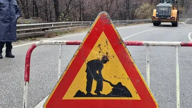 Свлачище край Трапезица затрупа автобусна спирка