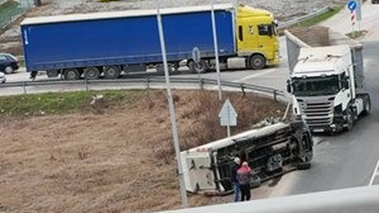 Бус се преобърна след сблъсък с камион край вход на Пловдив