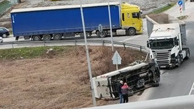 Бус се преобърна след сблъсък с камион край вход на Пловдив