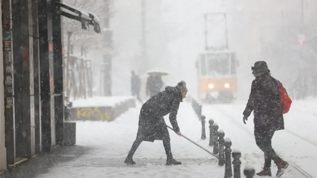 София, 2026 г.: Пътници бутат закъсал автобус