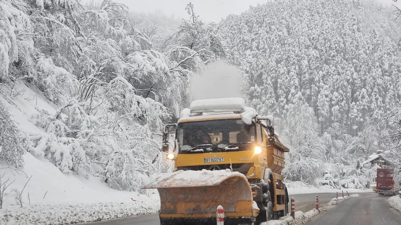 Катастрофа между кола и снегорин край с. Балван на пътя София - Варна