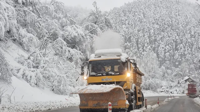 Катастрофа между кола и снегорин край с. Балван на пътя София - Варна