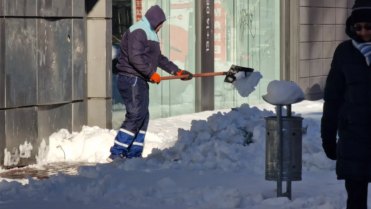 Американски военен камион закъса в снега преди Дунав мост