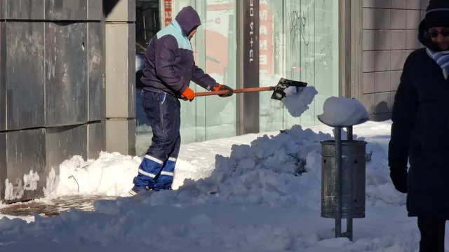 Американски военен камион закъса в снега преди Дунав мост