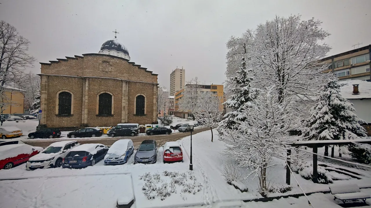 Проходът Шипка от север е заснежен, почиства се и се опесъчава