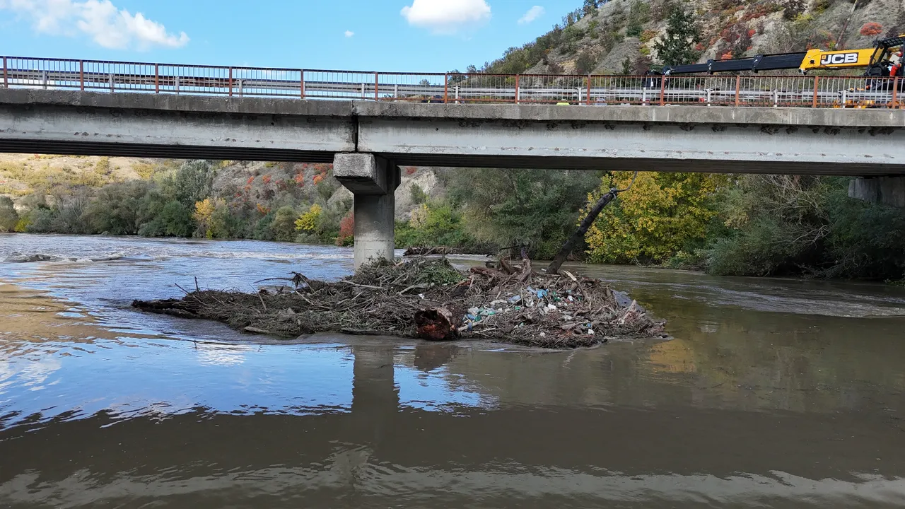 Почти за денонощие нивото на р. Янтра се покачи с 2 метра