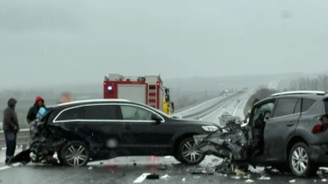 Свидетел на катастрофата на АМ "Тракия": Пожарникари рязаха ламарини да извадят шофьор
