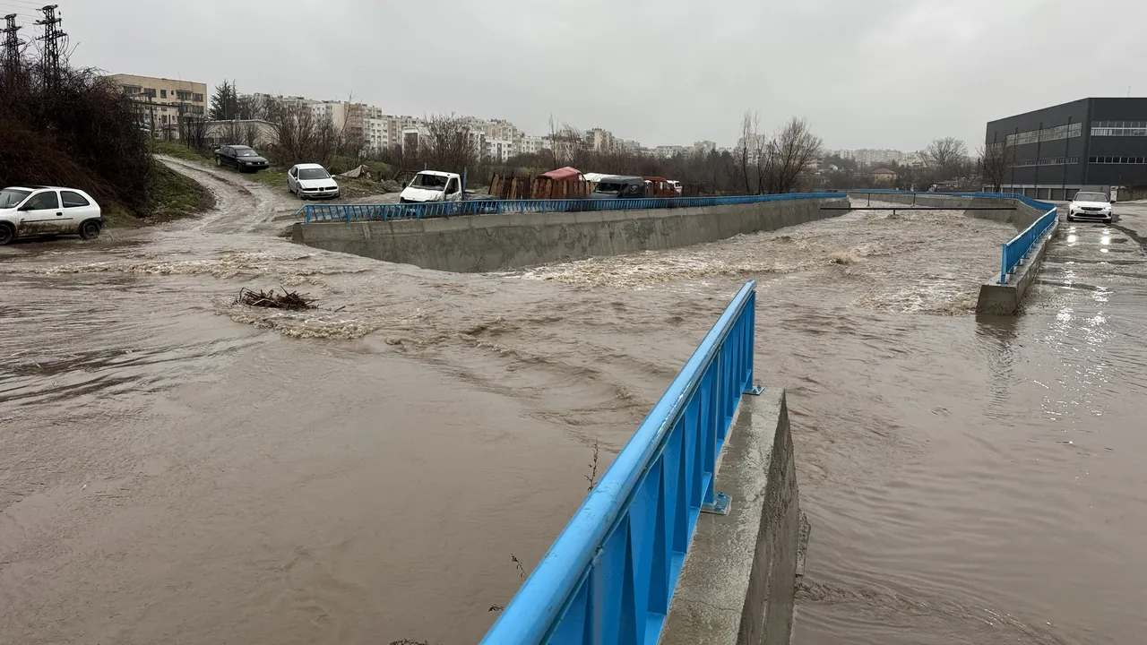 Дъждът усложни пътната обстановка в Симеоновград и Харманли
