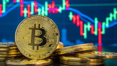 Пазарите в шок: Биткойн лети към $68 000, докато страх от война със САЩ и Иран разтърсва активите