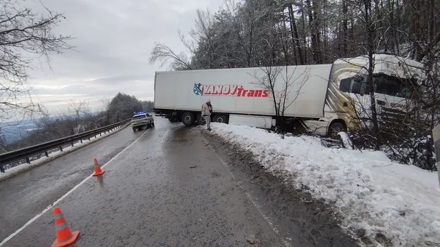 Тежка катастрофа с тир блокира пътя Русе – Бяла