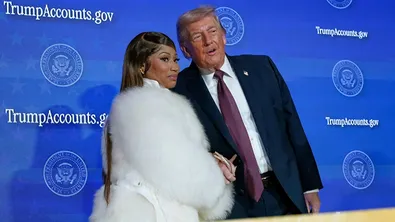 Ники Минаж получи Библия с подписа на Доналд Тръмп