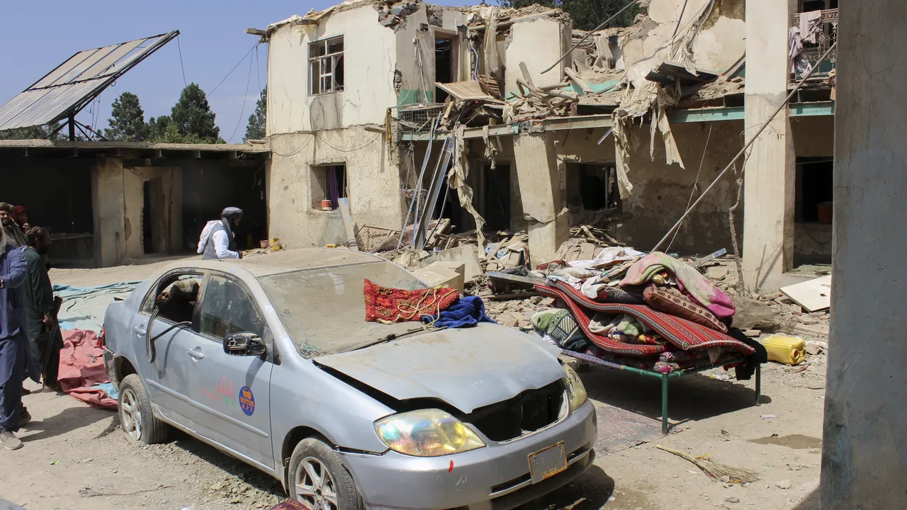 Пакистан нанесе удари в Афганистан, "десетки" убити и ранени