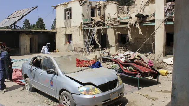 Пакистан нанесе удари в Афганистан, "десетки" убити и ранени