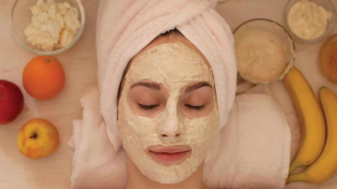 Сияние без филтър: 7 природни ритуала за сияйна кожа и 7 „кухненски“ грешки, които я изсушават и изтъняват